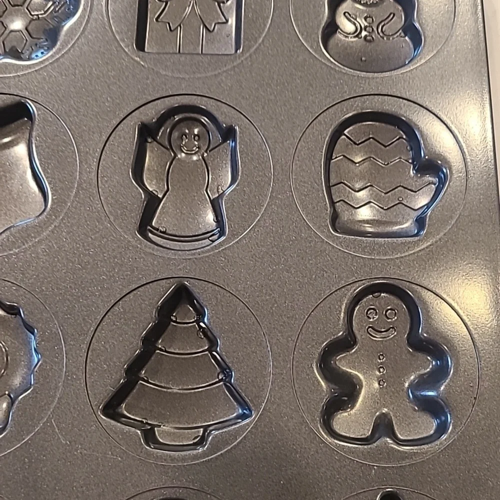 Like New Wilton Christmas Shape Cupcake tin